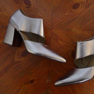 Women's size 10M Naturalizer Hoda Shooties Gold Booties